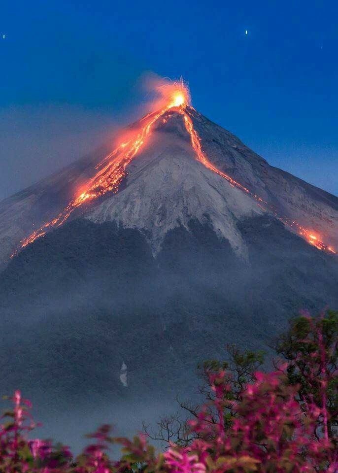 Какой самый крупный вулкан. Вулкан Фудзияма действующий. Вулкан Фудзи извержение. Фудзияма вулкан извержение 2016. Вулкан Килиманджаро извержение.