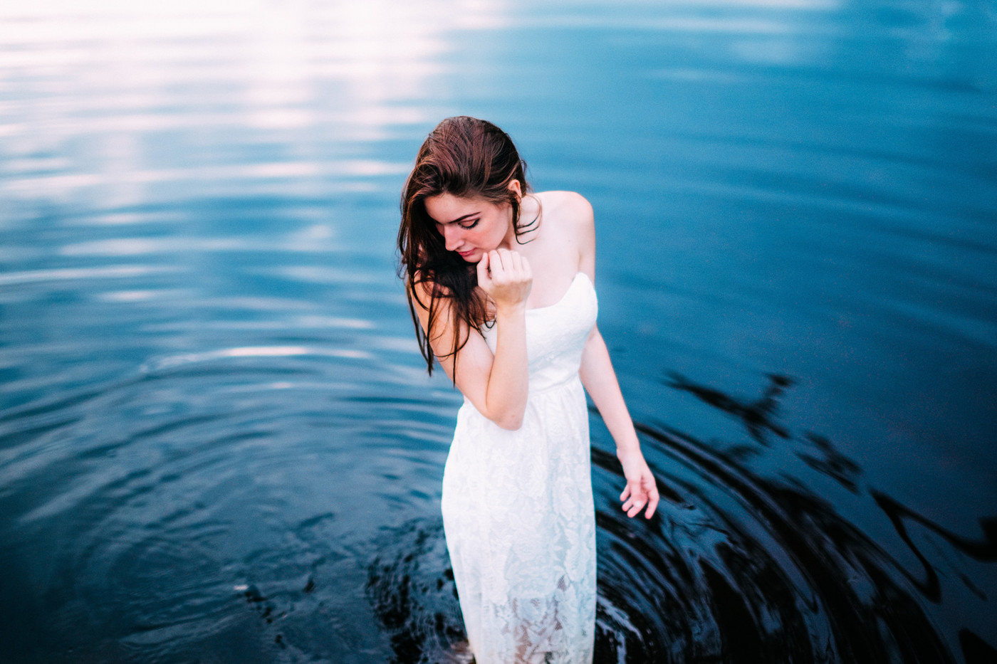 Water dress. Фотосессия в воде. Девушка в платье в воде. Фотосессия в воде в платье. Женщина вода.