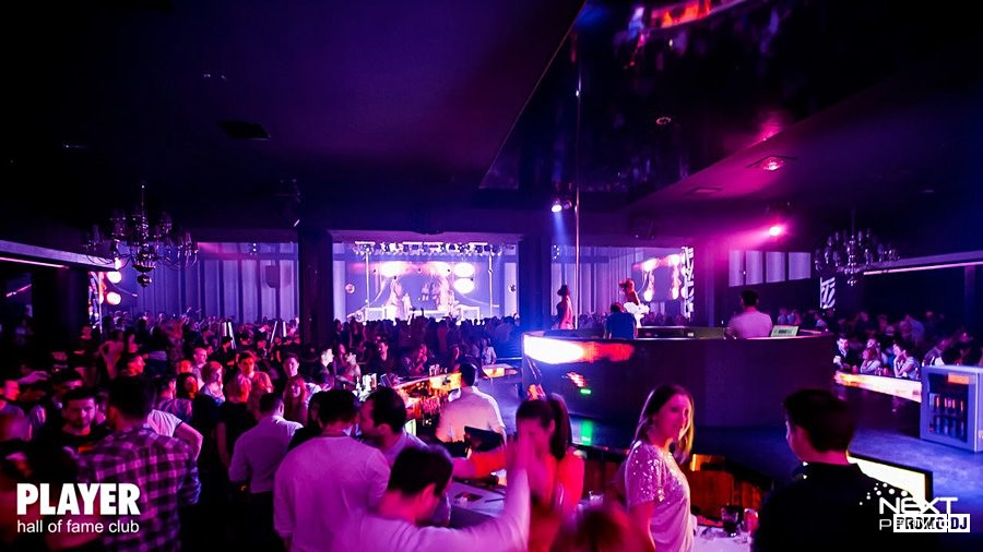 Плей холл. Плей холл. Кегельбан зал. Ночной клуб place москва. Бар кафе со сценой.