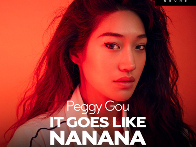Peggy gou nanana текст. Peggy Gou 2023. Peggy Gou - (it goes like) Nanana. Диджей Peggy Gou. Peggi Gou фото.