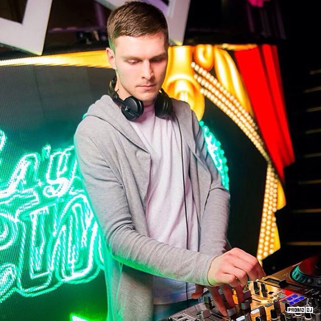 Дж миллер. Dj shone. "shine d'beast"+"adelphia communications". Dj shining. Dj shining.