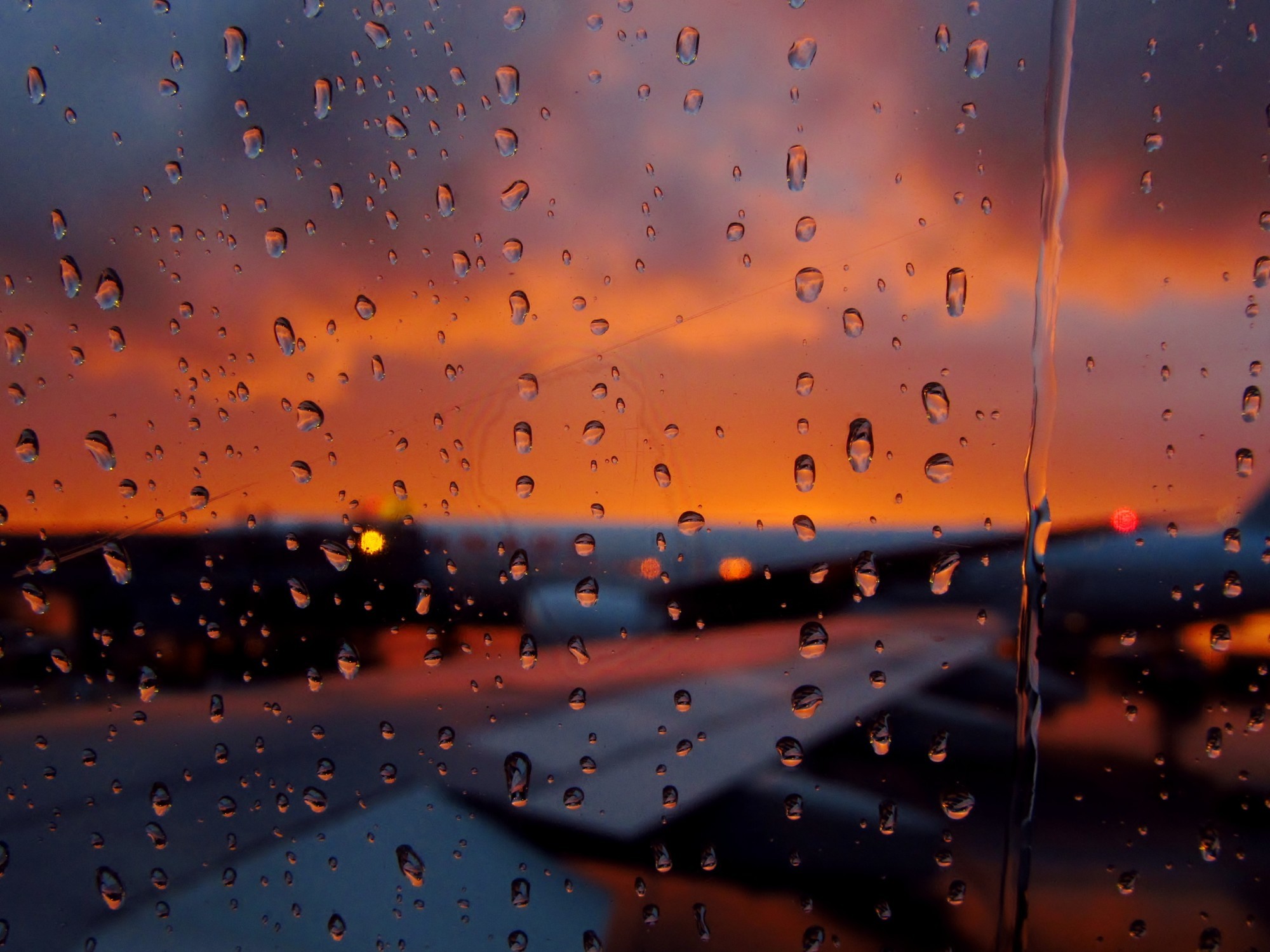 Окно в дождевых каплях. Капли на стекле. Капли дождя. Капли дождя на окне. Дождь фон.