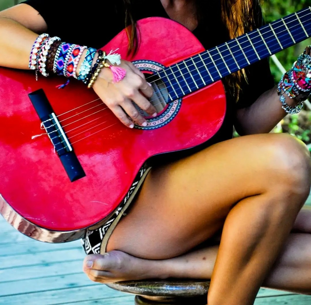 She loves to music. Девушка с гитарой. Девочка с гитарой. Гитара в руках девушки. Фотосессия с гитарой.