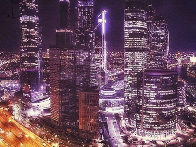 Moscow never sleeps yaroki. Дж смэш Москоу Невер слип. Москоу Невер слип диджей смеш. Moscow never Sleeps.
