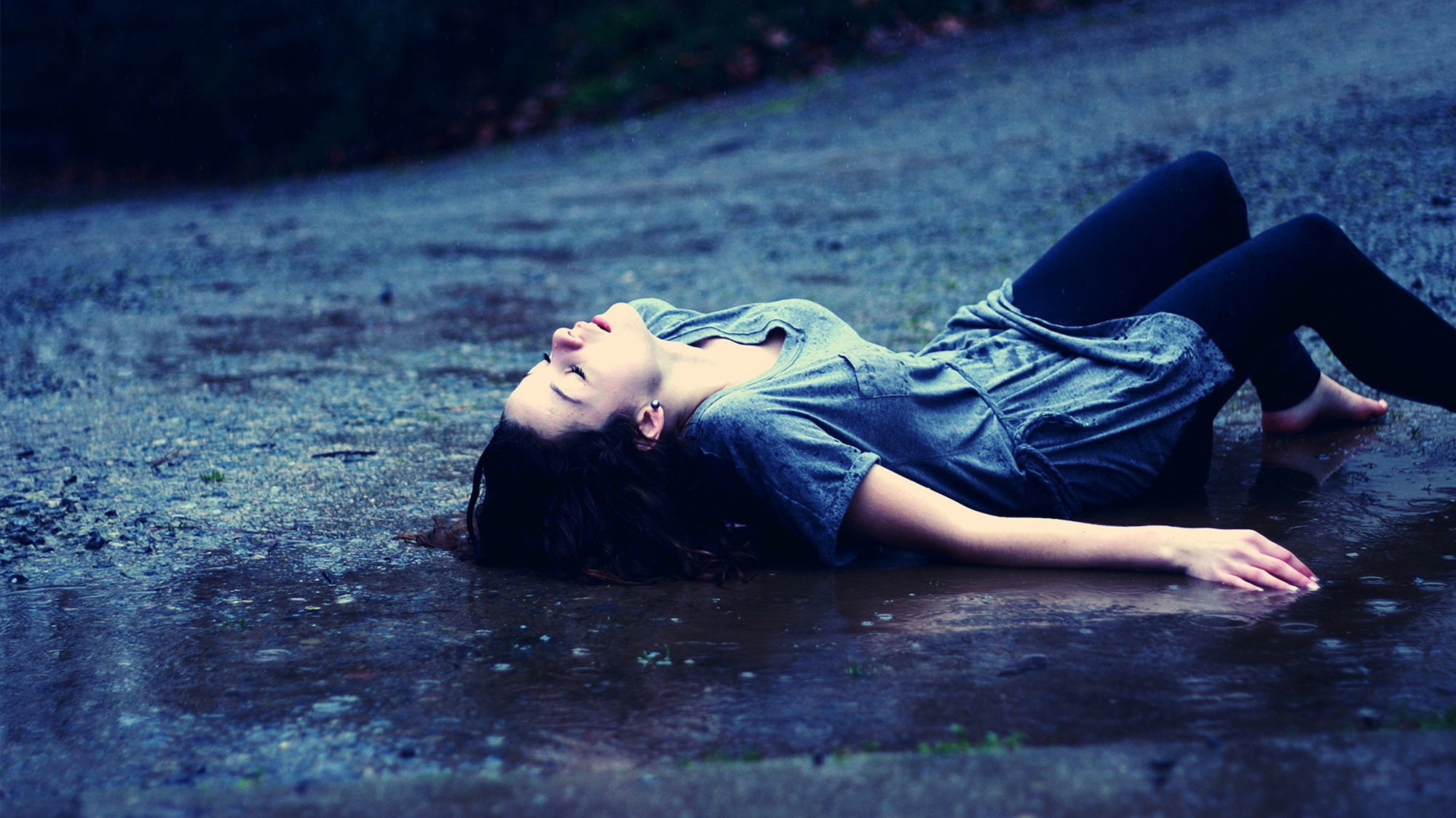 Девушка лежит под дождем
