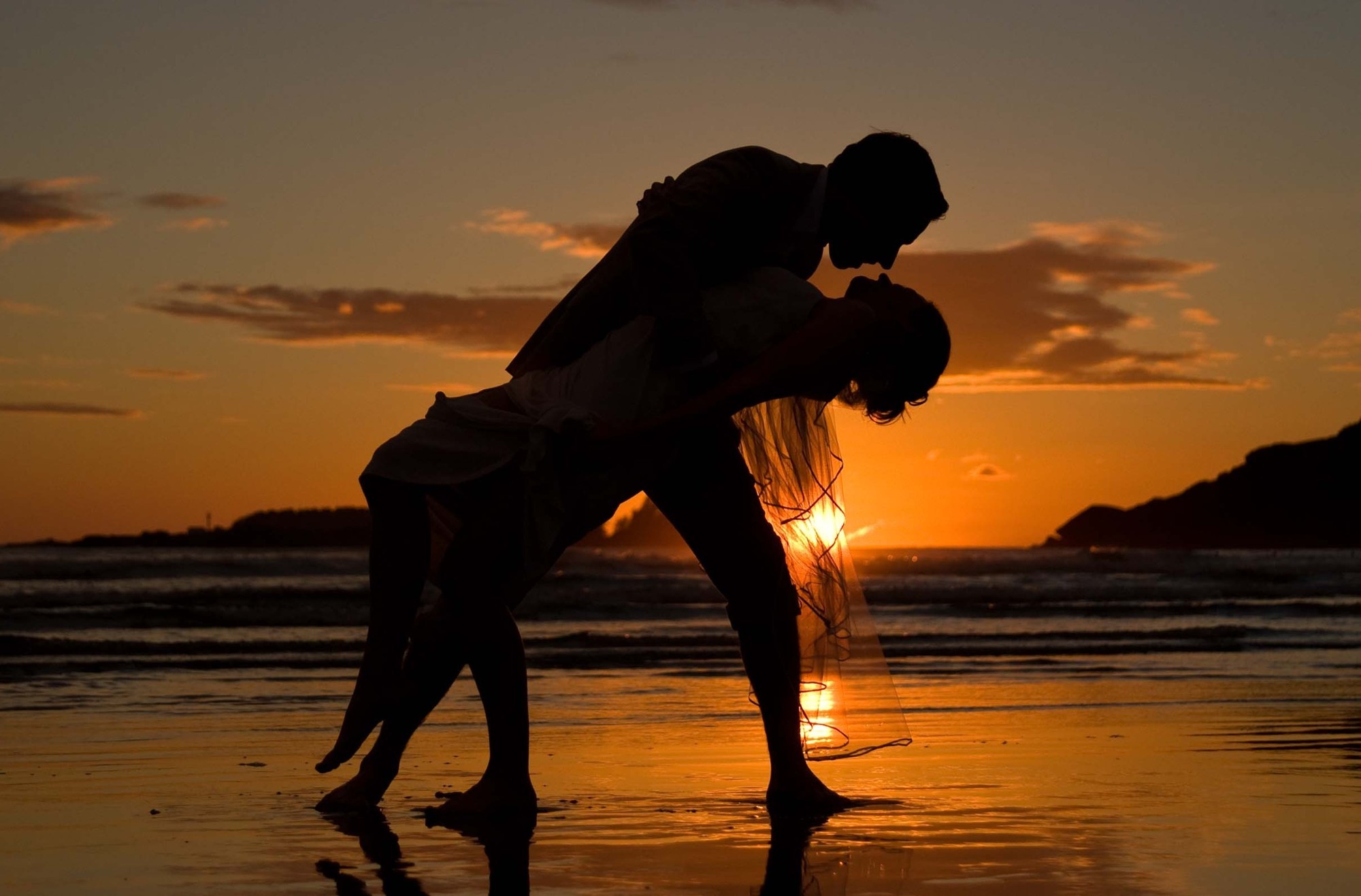 Двое играли в любовь пока. Танец на закате. Влюбленные танцуют на берегу моря. Поцелуй на закате. Страсть закат.