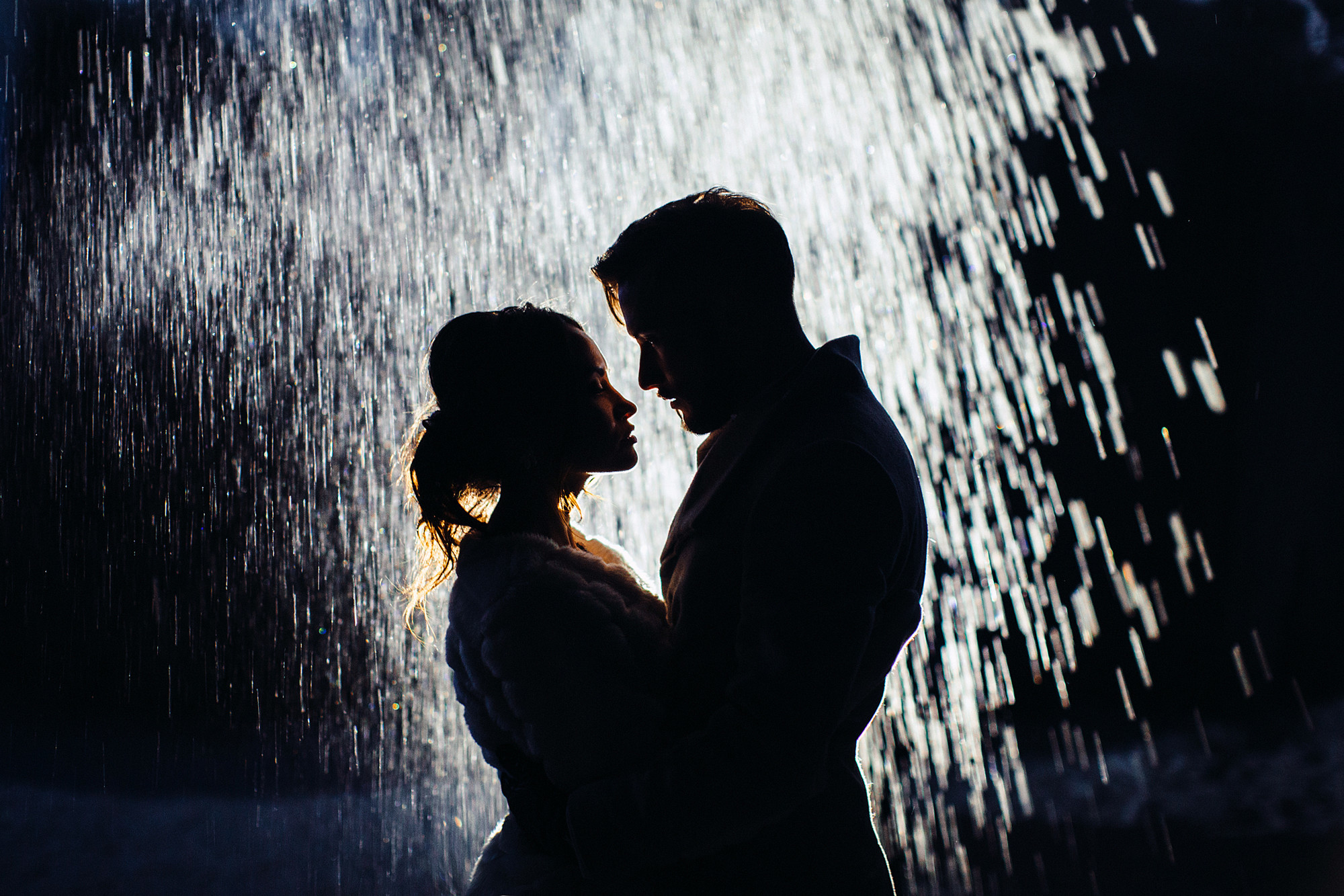 Город вдвоем песня. Влюбленные под дождем. Пара под дождем. Двое под дождем. Парень и девушка под дождем.