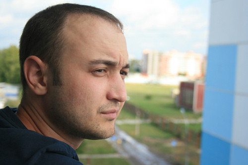 По знакомым улицам остывшего города