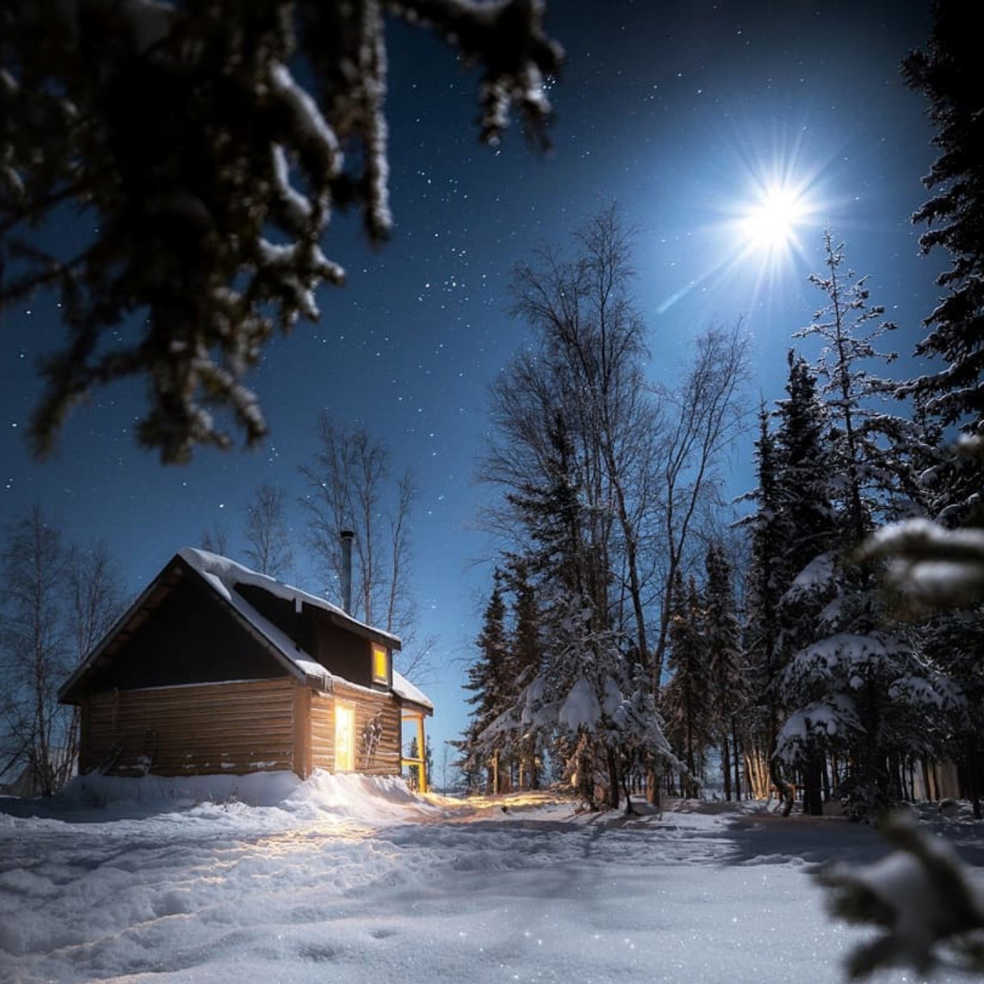 Красивая зима ночь. Зимний вечер. Домик в зимнем лесу. Заснеженный домик. Деревенский домик зимой.