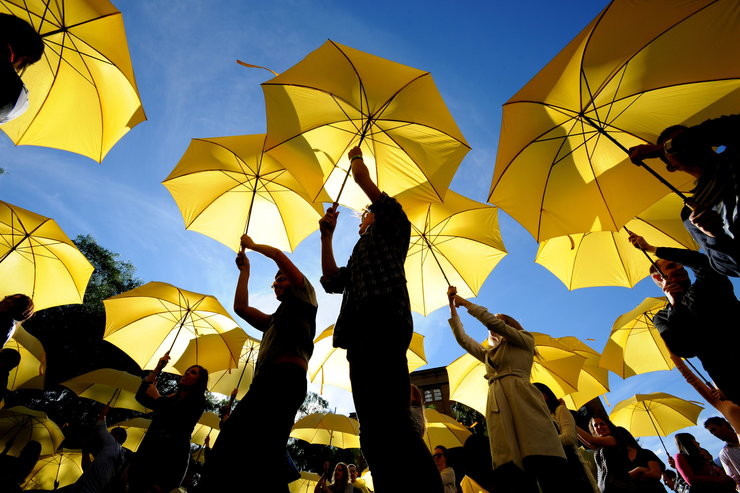 зонтик. группа зонтики. день разноцветных зонтов 21 октября. много людей с зонтиками. группа зонтики.