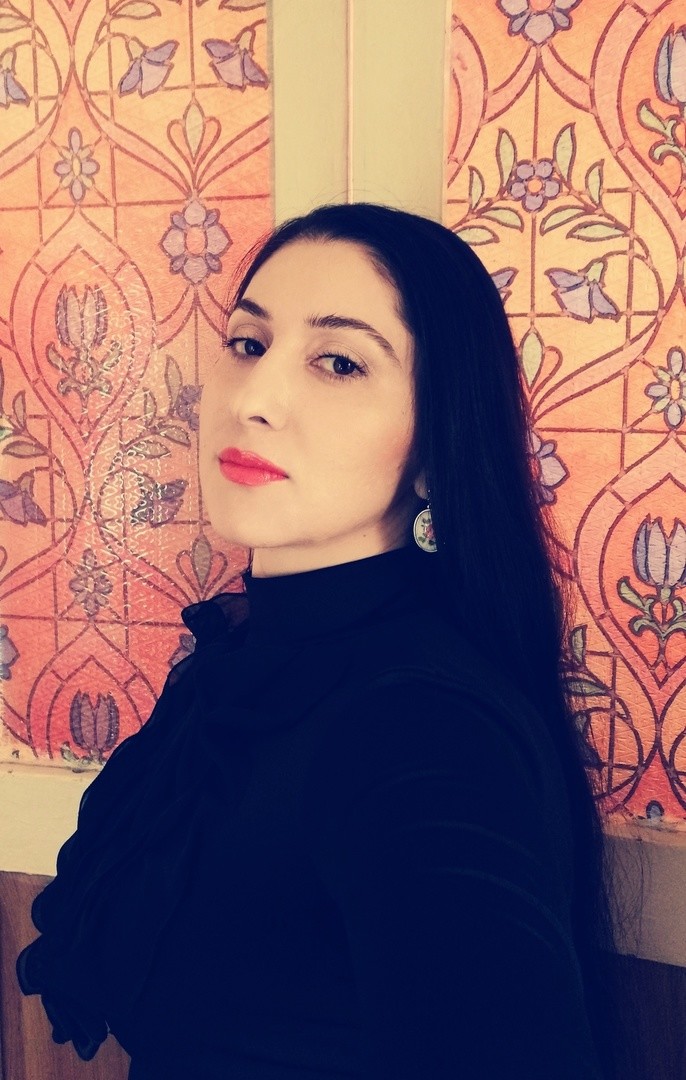 1. "Она" /цикл "Шоколад"/.