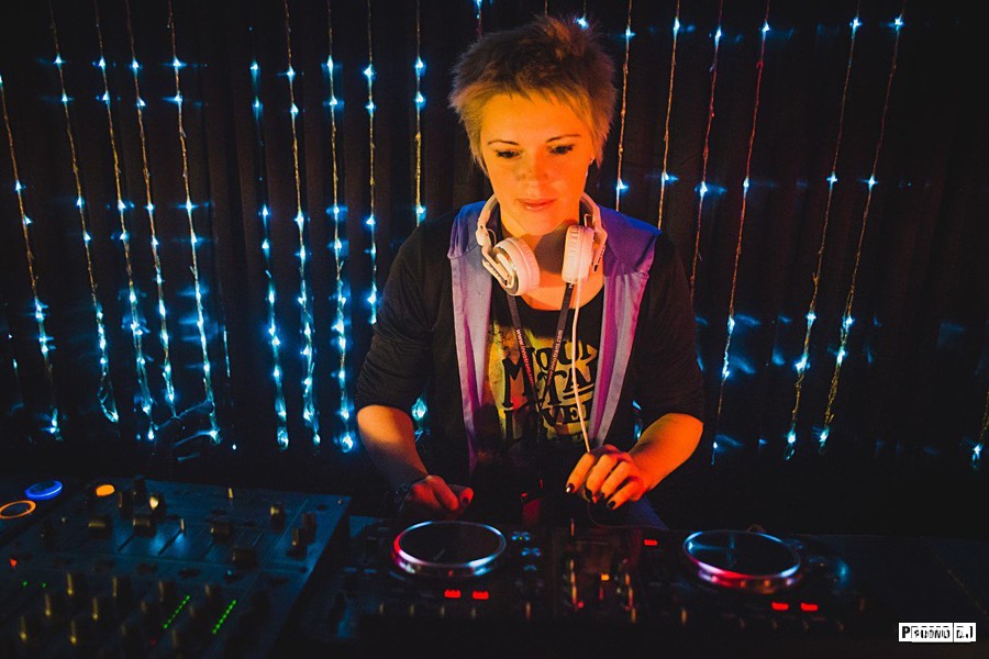 Rus pornosi: 2 ayol, 1 erkak